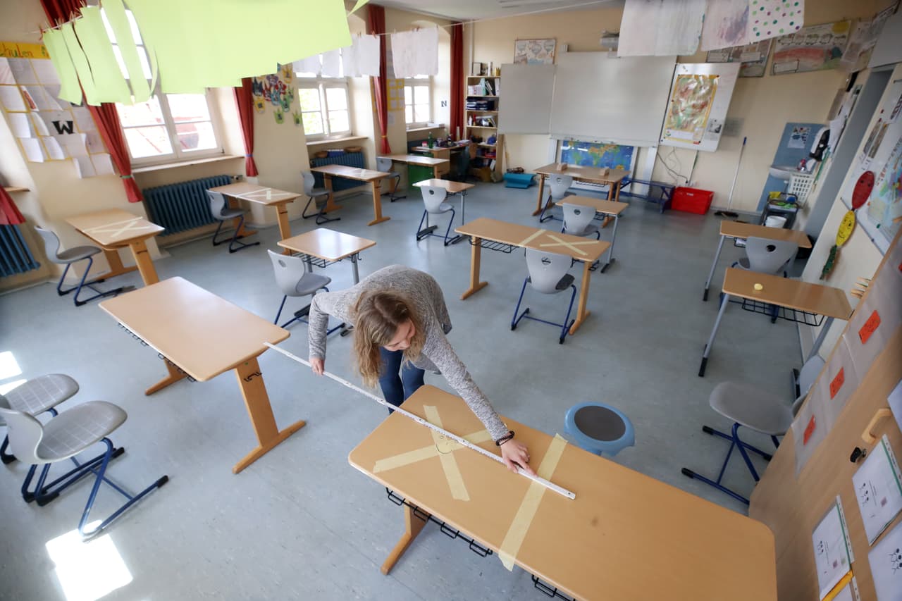 <b>Midiendo el distanciamiento social. </b>Empleados de una escuela en Heppenheim, Alemania, preparan la aulas para el regreso a las clases después de la interrupción por la cuarentena. 21 de abril.