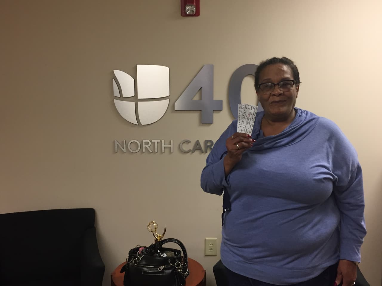 Una de las ganadoras de los boletos para asistir al concierto de Gilberto Santa Rosa en Raleigh