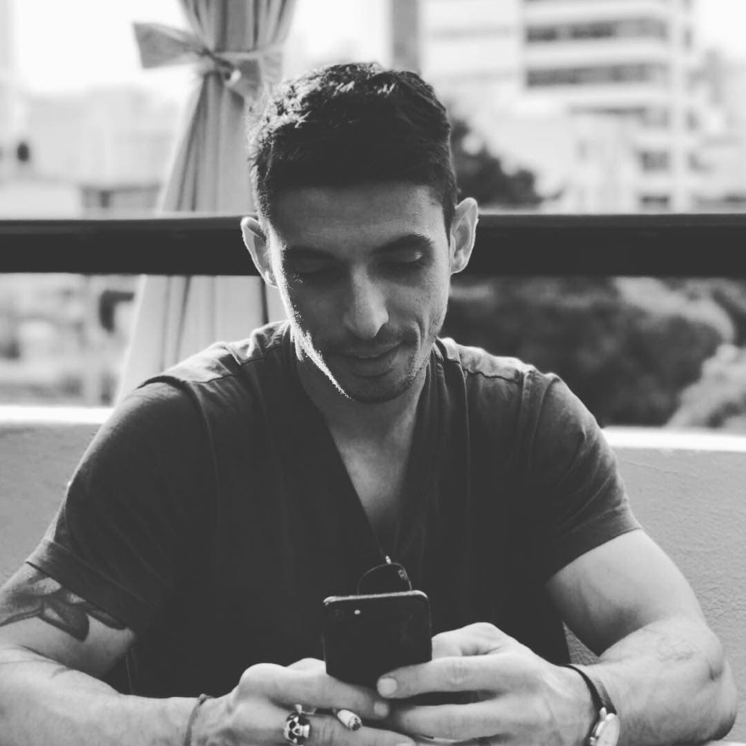 "En esta foto me estás escribiendo un mensaje ... 😍 feliz aniversario mi amor!", escribió 
<b><a href="http://www.univision.com/temas/zuria-vega">Zuria</a></b> junto a esta imagen, pues presumió a sus seguidores el amor que su esposo tiene hacia ella.