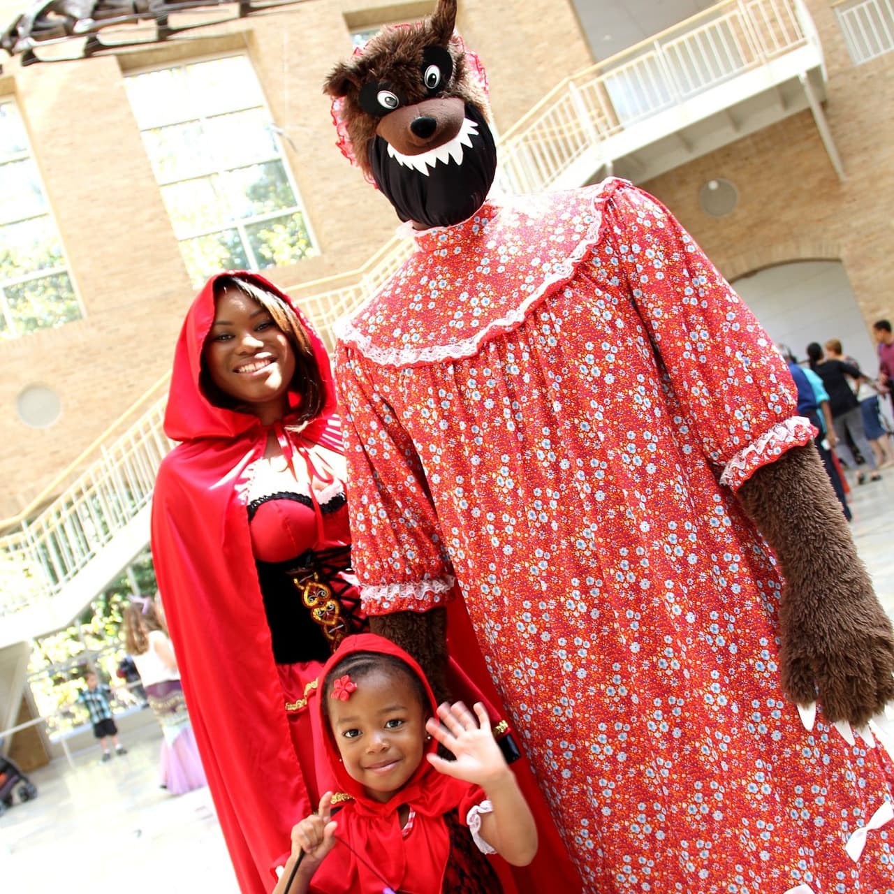 <b>Evento</b>: Monster Mash at Fernbank
<br>
<b>Fecha</b>: 28 de octubre
<br>
<b>Lugar</b>: 
<a href="https://maps.app.goo.gl/Y2gV5p1BuhQvAbD58">Fernbank Museum of Natural History. 767 Clifton Rd. Atlanta, GA. 30307</a>
<br>
<b>Sitio web</b>: 
<a href="https://fernbankmuseum.org/events/calendar-of-events/2023/10/28-monster-mash/">https://fernbankmuseum.org/events/calendar-of-events/2023/10/28-monster-mash/</a> 
<br>
<br>Disfrute de mesas temáticas llenas de delicias, artesanías y actividades durante este evento de Halloween. Se recomienda el uso de disfraces.