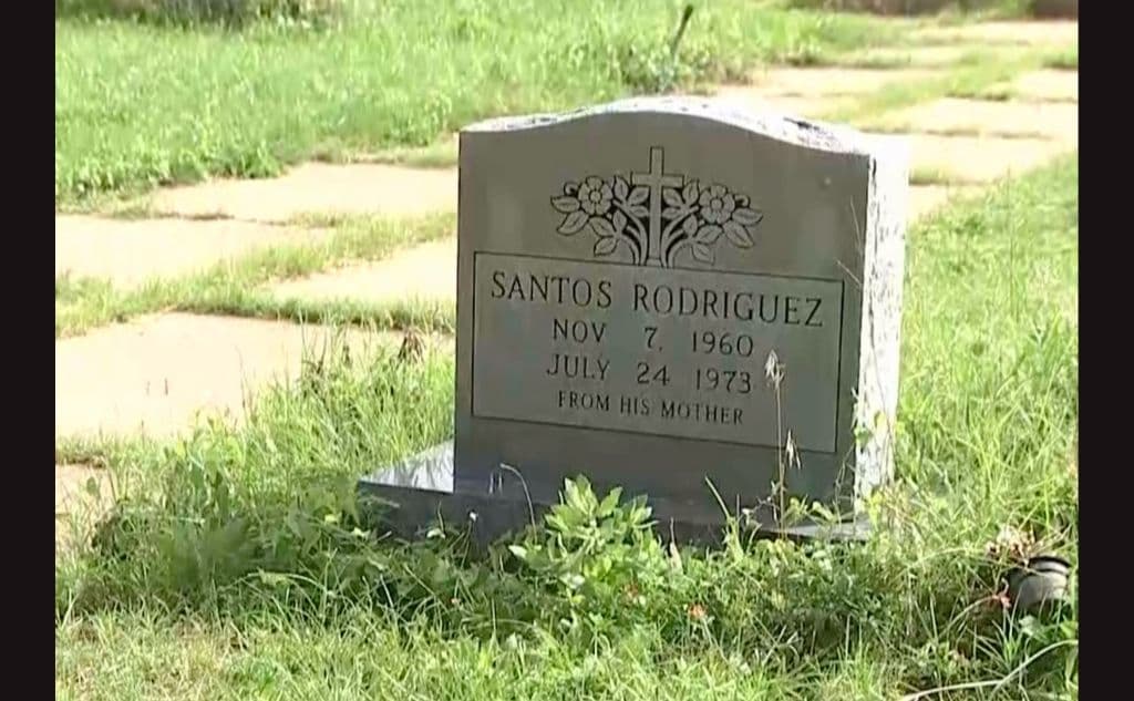 Santos
<b>murió por el impacto de la bala</b> que le atravesó de la oreja izquierda hasta su cerebro y murió al instante. Los oficiales salieron del auto y dejaron a
<b>David esposado con su hermano </b>mientras la sangre comenzaba también a mancharlo.