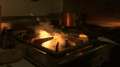 La uva sale disparada a la cocina y prende el horno, incendiando la bata del chef, quien recién terminó una tarta.