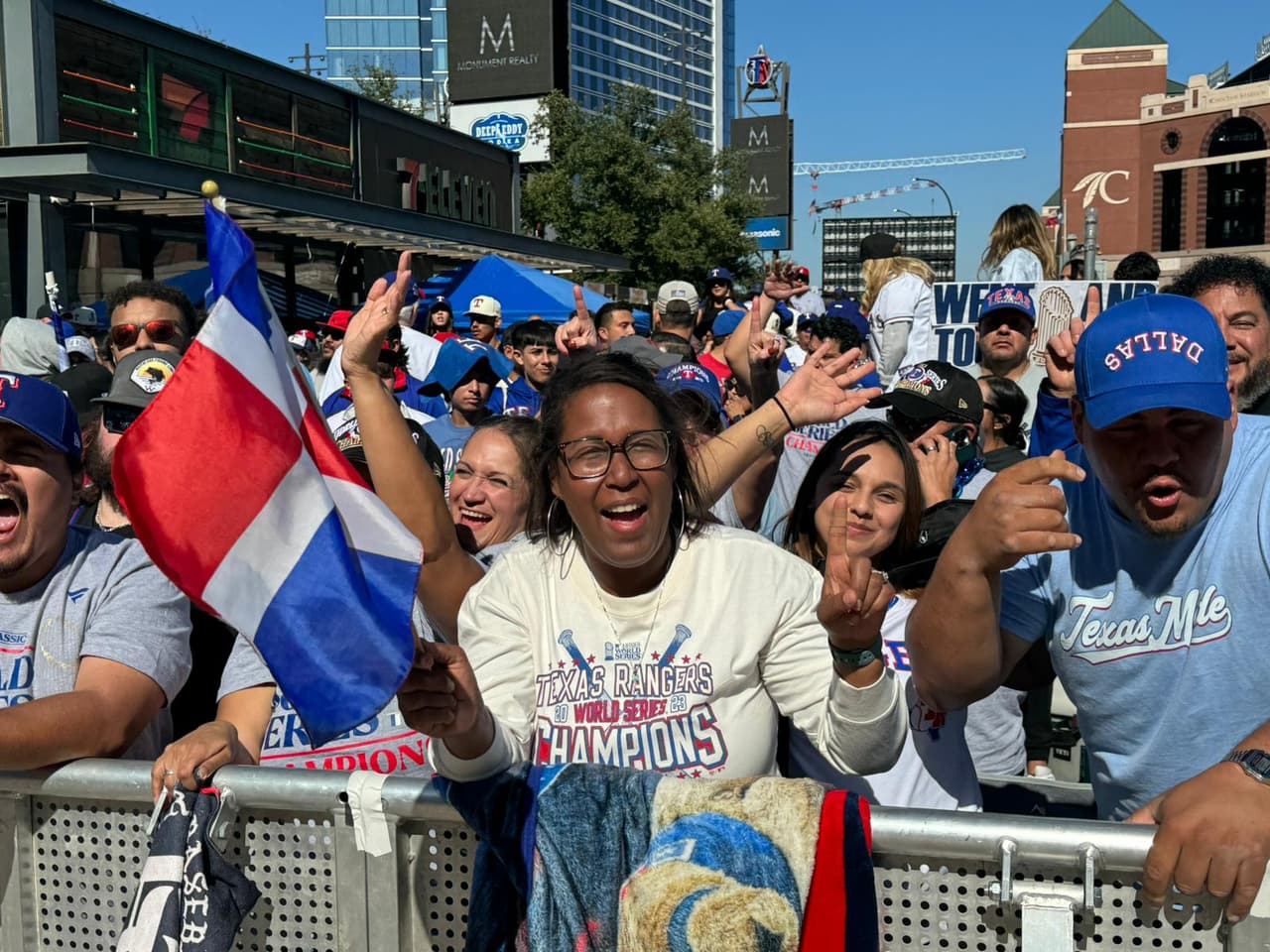 República dominicana presente y celebrando a los jugadores de los Texas Rangers.