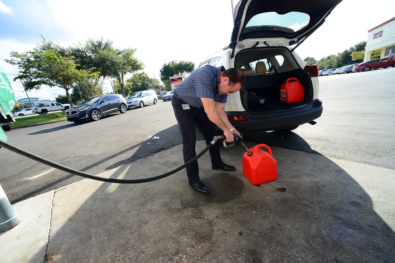 Las personas están almacenando gasolina extra en contenedores, además para el uso de los generadores alternos de energía eléctrica. 
<br>