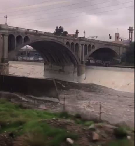 Las precipitaciones forman parte de un frente lluvioso pronosticado en la zona durante la jornada del domingo. Autoridades en Los Ángeles mostraron como las lluvias afectaron el río de Los Ángeles.