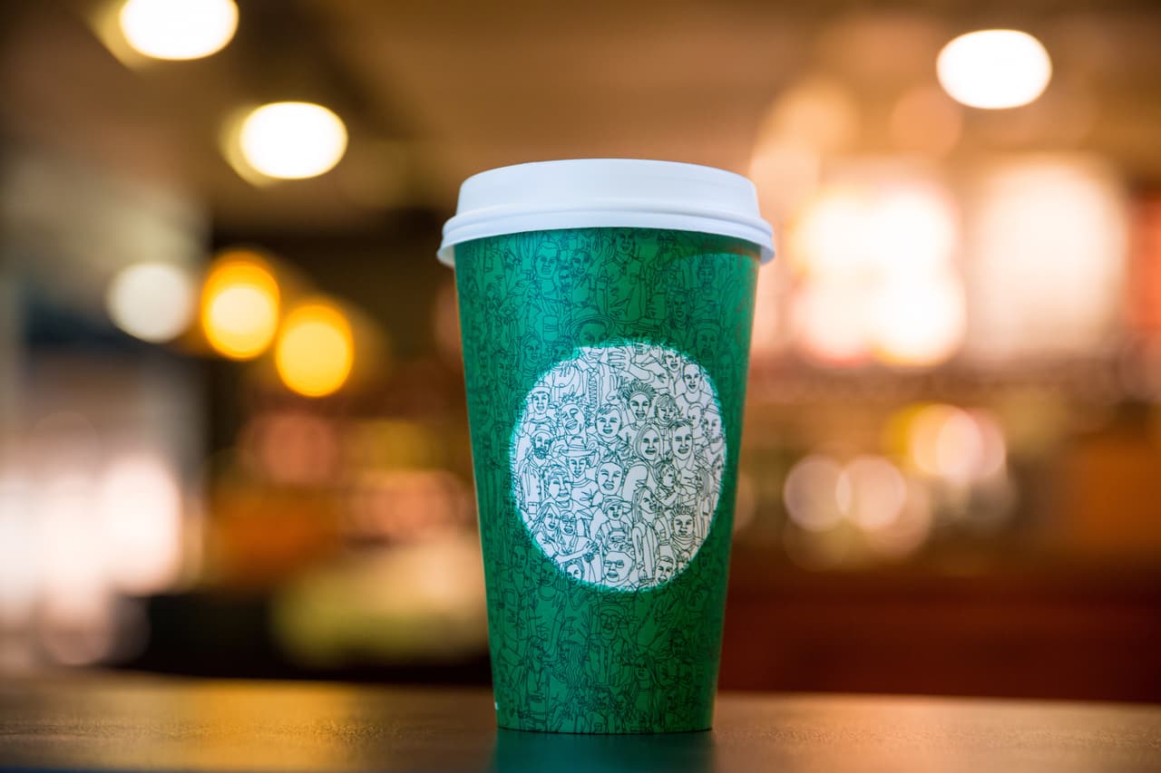 Este vaso de Starbucks para "celebrar la unión" causa división en redes sociales