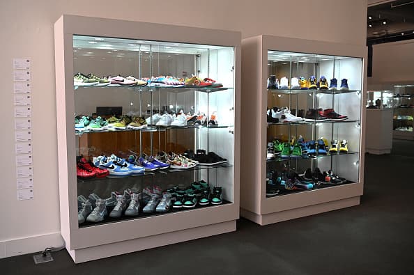 Pero estas zapatillas no fueron las únicas que ha adquirido Nadal recientemente. El coleccionista canadiense compró 
<b>otros 99 pares de zapatillas raras de Sotheby's </b>en una venta privada por 850,000 dólares.
<br>