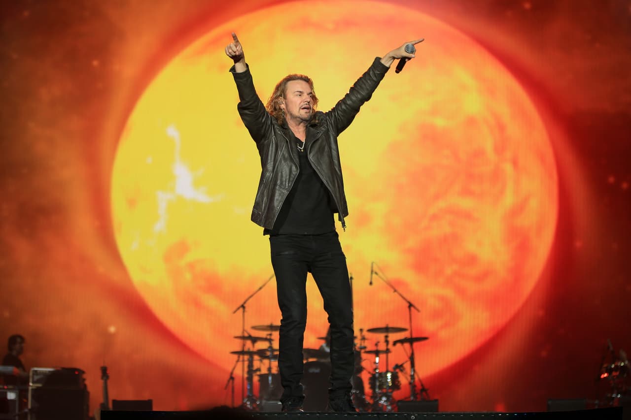 Maná también se une a la lista de grandes invitados de la noche. Disfruta con su presentación.