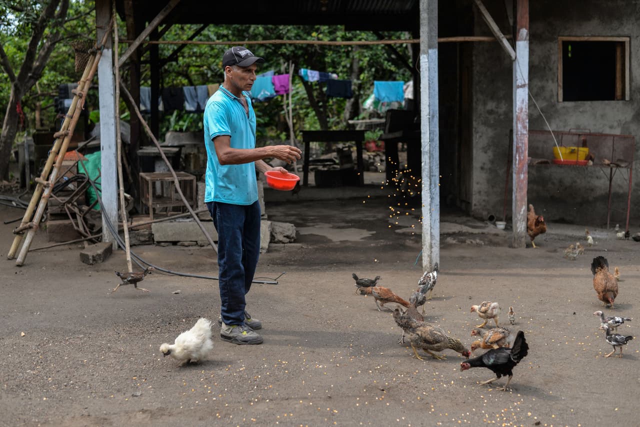 <b>"A veces por la misma sociedad somos rechazados. He pasado por momentos muy duros cuando me dicen: 'no procreaste, no viniste a nada",</b> comenta a la AFP, mientras se le escapan algunas lágrimas.
<br>
<br>
<b>Cuando tenía 10 años,</b> fue llevado por su padre a trabajar en las bananeras de Tonalá, 
<b>donde tuvo contacto con el químico.</b> 
<br>
<br>