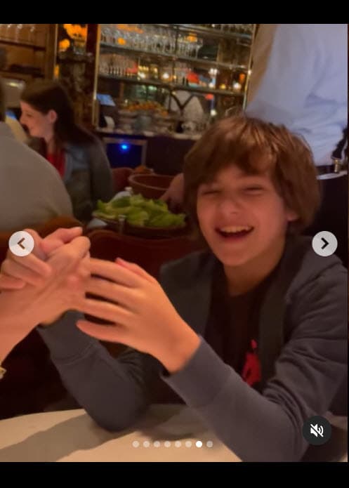 En las imágenes, al hijo de Thalía se le ve muy contento al lado de su madre y su entrañable amiga. 
<br>