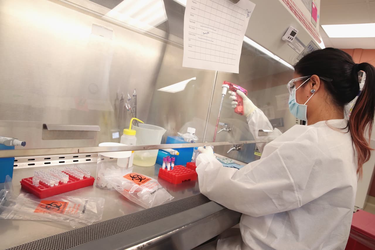 Las pruebas de detección del virus están a cargo de los CDC y algunos departamentos de salud estatales.