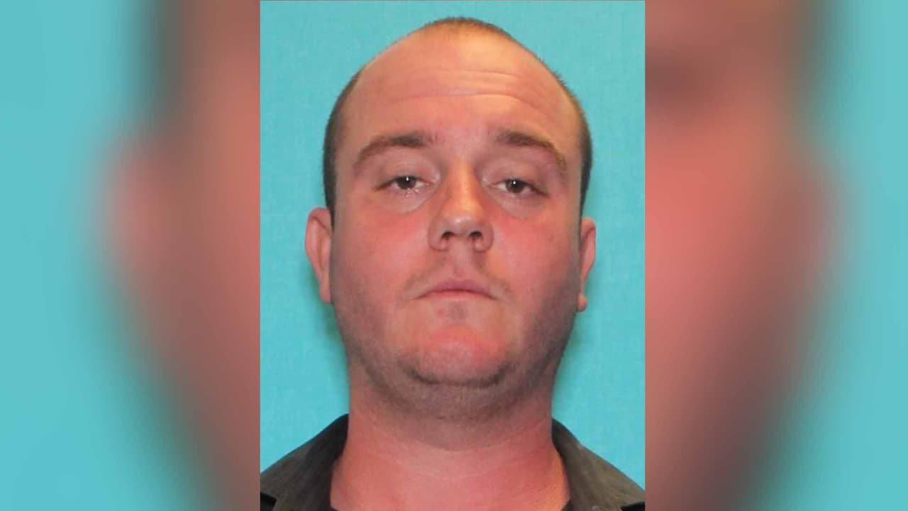 William Allen Popham es buscado por las autoridades por agresión sexual.