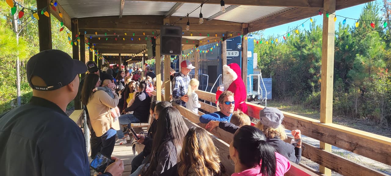 <b><a href="https://thegeorgiatrain.com/" target="_blank">The Santa Special</a></b>. En el Georgia Coastal Railway, la magia de la Navidad cobra vida durante la Open Air Railcar Experience, cuando el mismo Santa Claus y sus elfos abordan el tren.