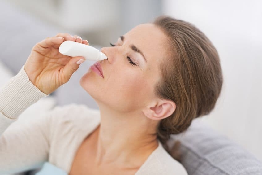 <b>Congestión nasal.</b> Realiza una solución casero con agua oxigenada, la cual te permitirá descongestionar las fosas nasales y respirar mejor. Sólo mezcla una cucharada de este producto en un vaso de agua y viértelo en un envase para tener tu propio spray.