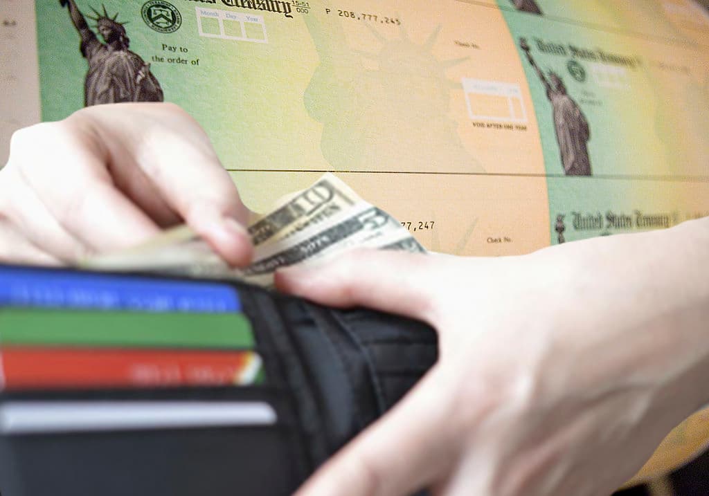 <b>4. No ser dependiente o que pueda ser reclamado por otra persona.</b>
<br>Catalina Martínez de la Junta de Impuestos estatal que los contribuyentes que tienen dependientes declarados durante el 2020, recibirán un cheque de $1,100.