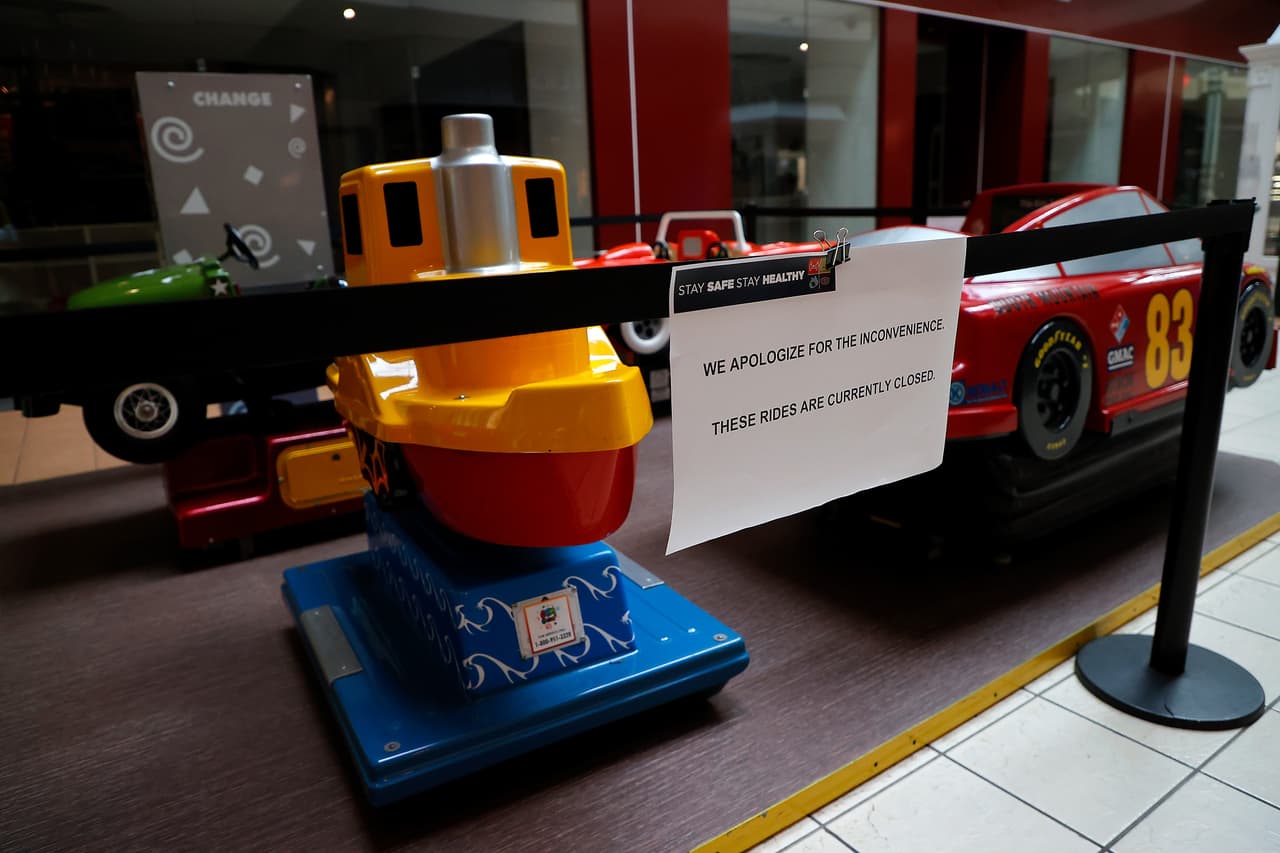 Además, cada negocio deberá seguir las ordenes gubernamentales, como restricciones de ocupación, marcadores de distanciamiento social en las líneas de pago, procedimientos de limpieza y desinfección, y el cierre de probadores.