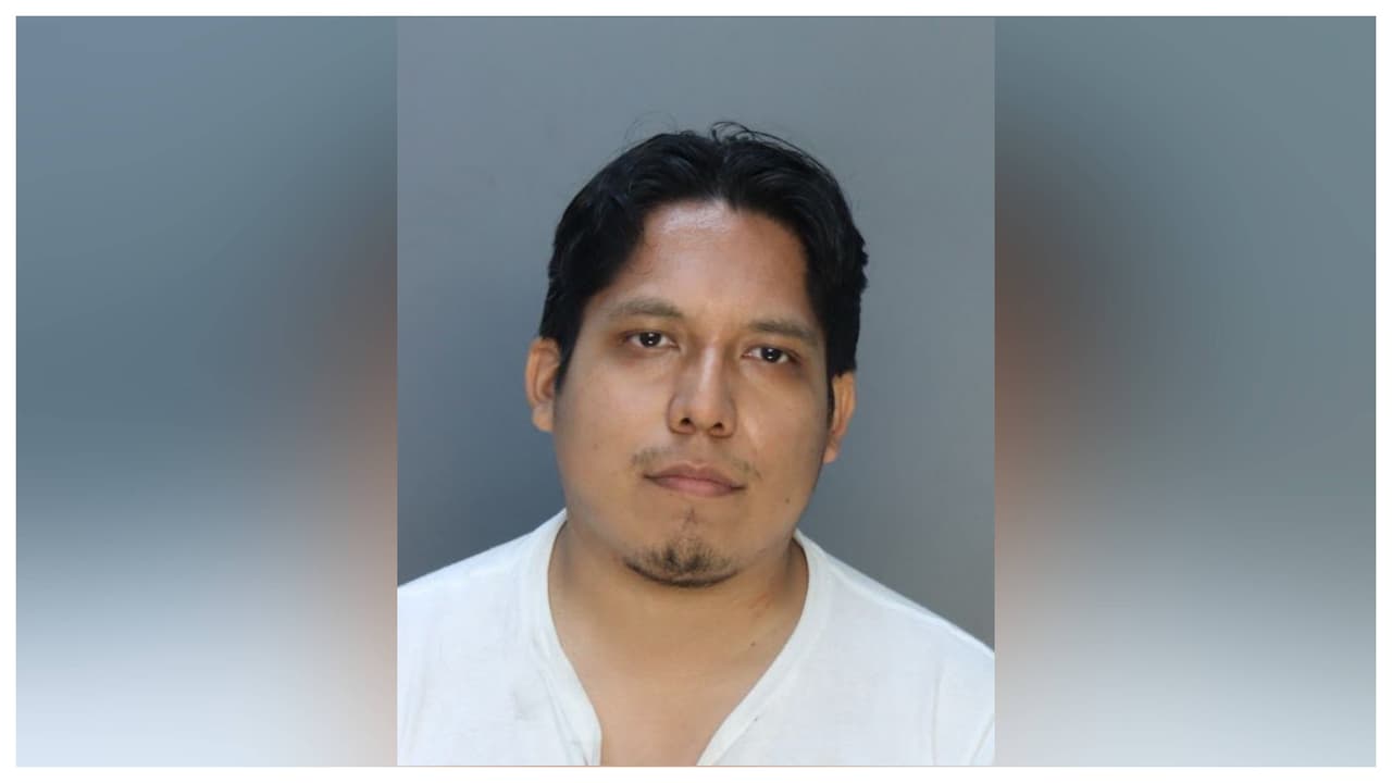 Maestro de escuela de Miami Beach es acusado de compartir pornografía con una adolescente de 16 años