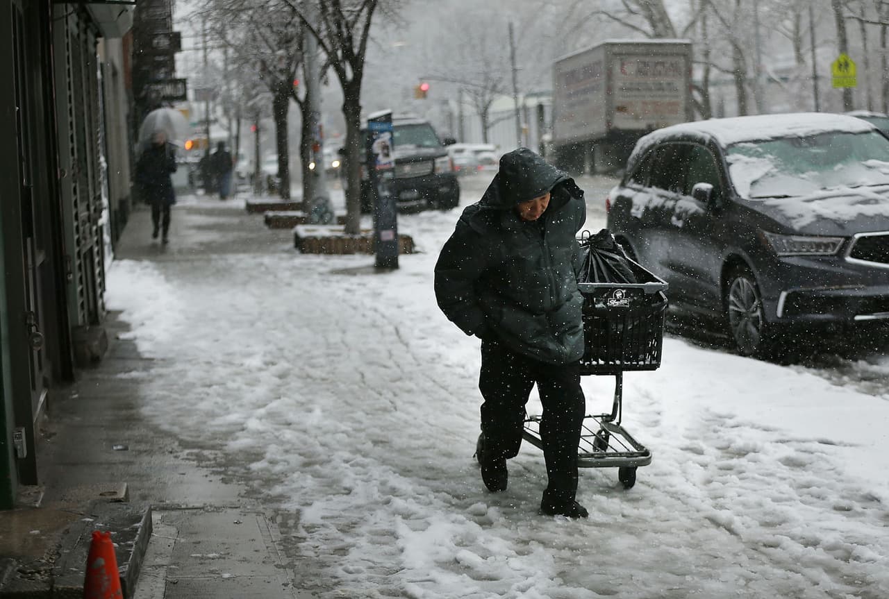 Nueva York padece su quinta tormenta de nieve en un mes, algo que no es frecuente a esta altura del año. El termómetro se desplomó 30 grados en 12 horas en la ciudad y se acumularon hasta cinco pulgadas de nieve en partes de Nueva Jersey y Connecticut. La tormenta también arruinó el partido inaugural de la temporada de los Yankees de Nueva York en casa.