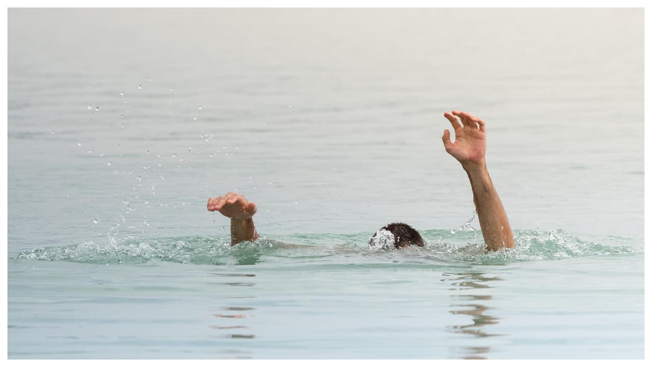 La tarde del lunes 5 de septiembre fue encontrado el cuerpo de un hombre en el 
<b>río Calaveras en Stockton</b>. En las cercanías también se encontró un automóvil sumergido y las autoridades ya investigan si tienen relación.
<br>
<br>Hasta el momento la identidad de la víctima se mantiene reservada por parte de el Departamento de Policía de Stockton, por lo que se desconoce su contaba con algún reporte de persona desaparecida.