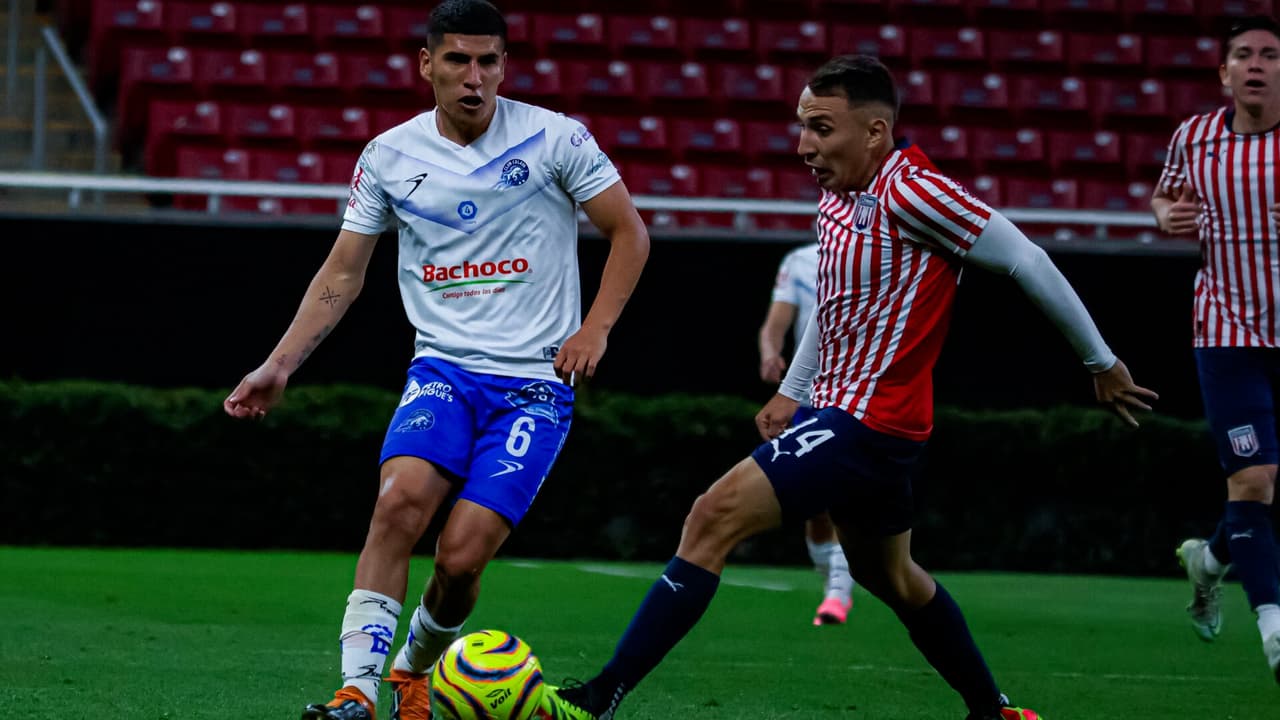 Bronca al final de Tapatío vs. Celaya termina con hospitalización de Hugo Camberos