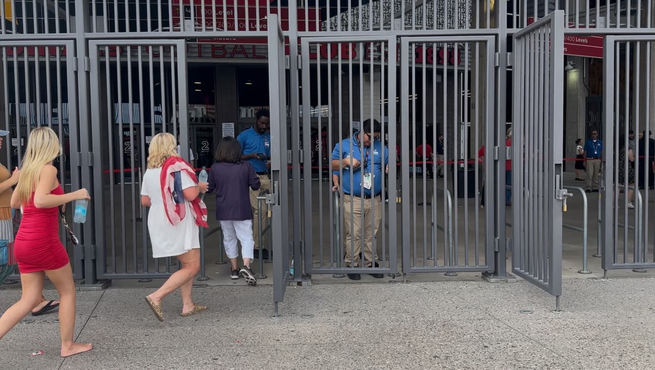 Alrededor de las 10 de la mañana, una hora antes del comienzo oficial del evento, ingresaron los últimos asistentes.