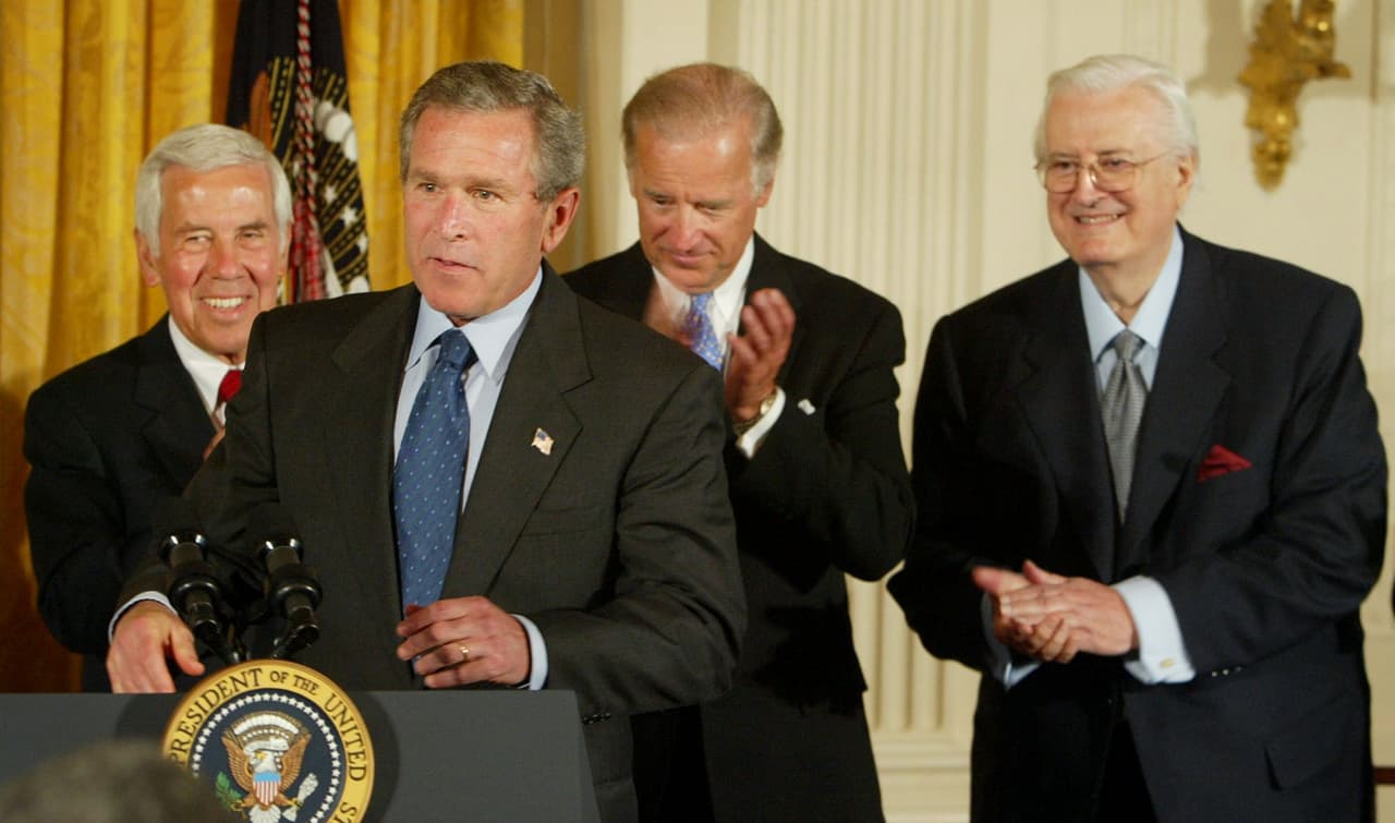 En 2003 Biden fue uno de los principales impulsores de una iniciativa bipartidista contra el SIDA, que permitió que el gobierno invirtiera 15,000 millones de dólares. En la fotografía junto al presidente republicano George W Bush en la Casa Blanca, cuando celebraron la puesta en marcha de este plan.