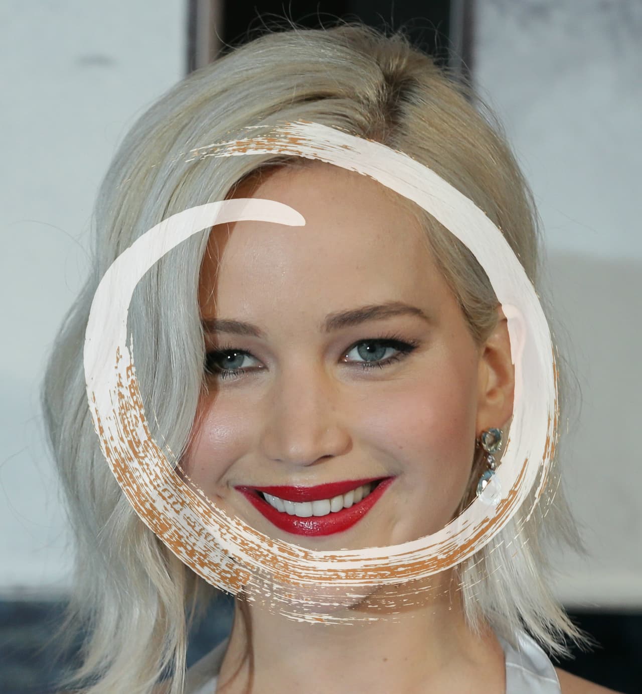 Si cuando te paras en el espejo descubres que el dibujo que resulta en el vidrio es un círculo, estás en ese grupo de mujeres que como Jennifer Lawrence tiene pómulos y cachetes redondos, una frente amplia y una quijada pequeña.