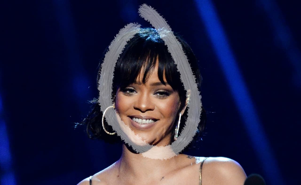 Si tu espejo grita que tienes una cara tipo óvalo, tú grita con él, porque la buena noticia es que podrás usar casi cualquier tipo de lentes de sol. Las caras ovaladas son las que tienen una cierta proporción entre la frente, los pómulos y la quijada, justo como Rihanna.