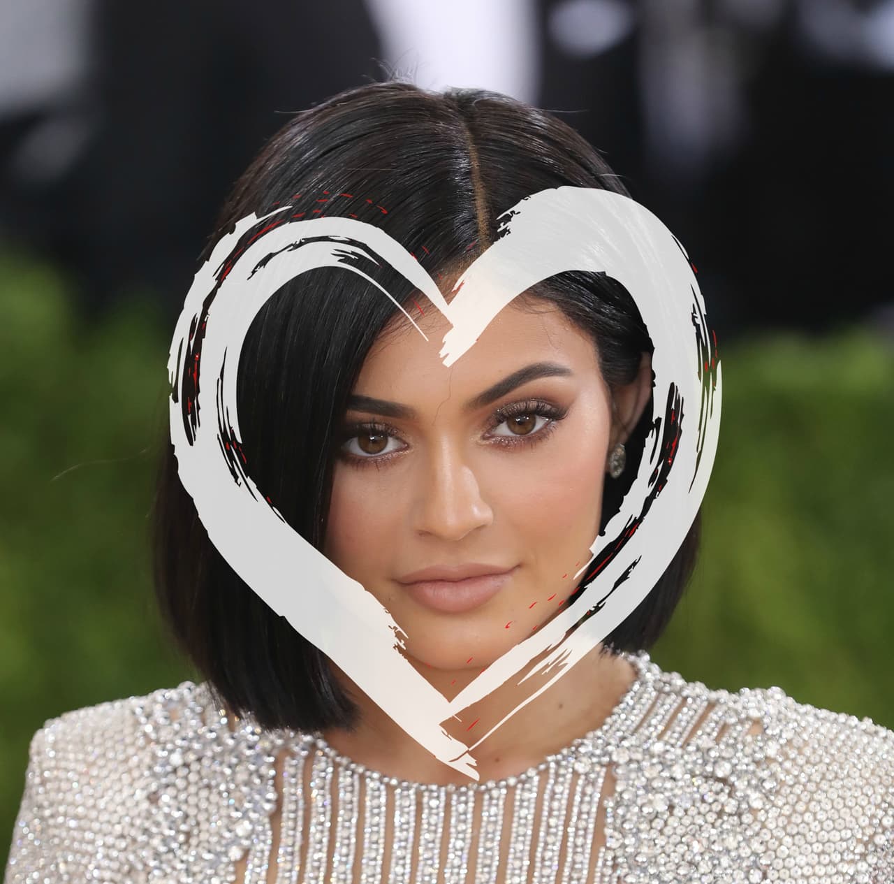 Antes de que te lances a todas las tiendas a comprar el nuevo modelito de temporada, párate en frente a un espejo y con un marcador borrable o un lápiz de ojos y dibuja la silueta de tu cara en el vidrio. Si resulta que tu cara es de frente ancha, de barbilla muy afinada y si tu pelo sale muy adelante en tu frente, es posible que seas de cara tipo corazón justo como la de Kylie Jenner.