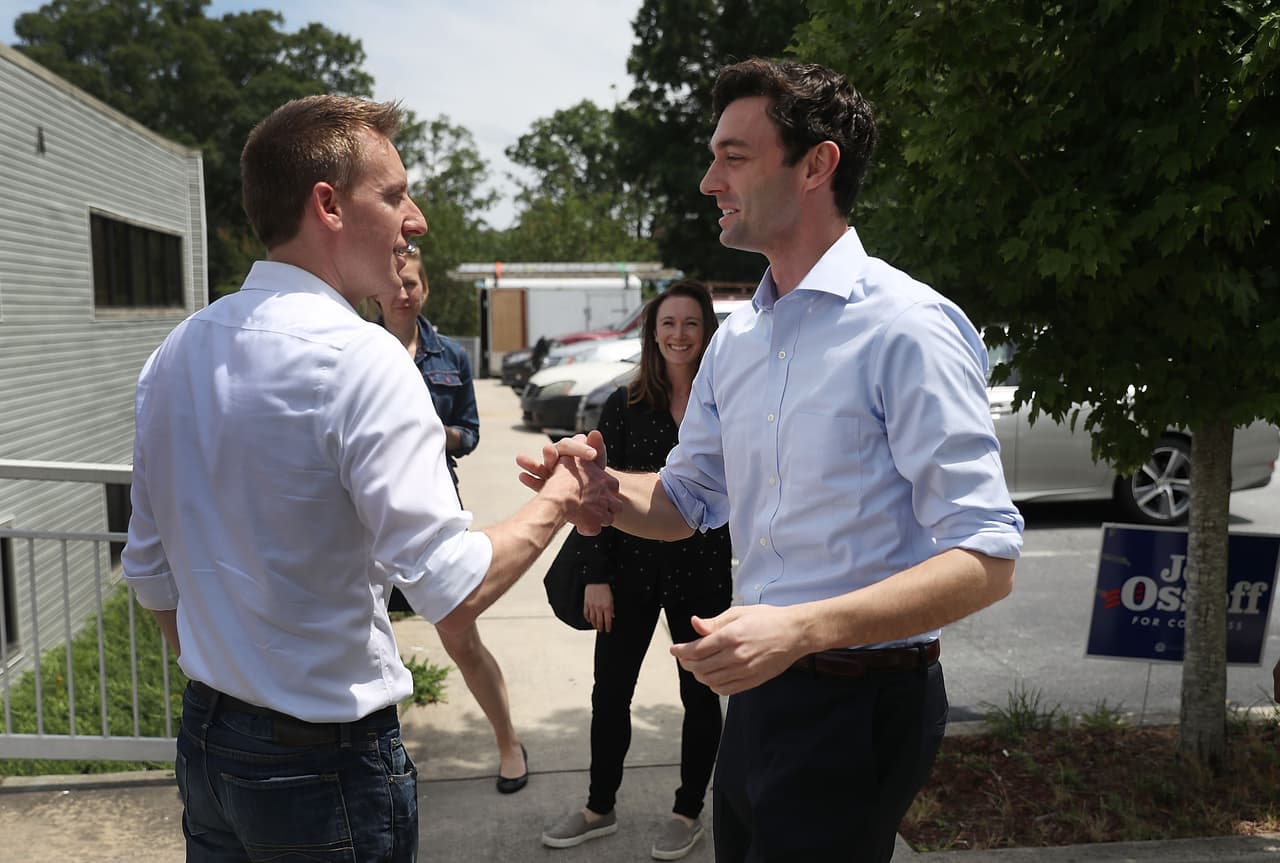 El 
<i><a href="http://politics.blog.ajc.com/2017/06/19/the-race-for-georgias-6th-district-now-costs-more-than-50m/" target="_blank">Atlanta Journal-Constitution</a></i> indica que, para el lunes 19 de junio, ambas campañas y los grupos que las respaldan habían invertido más de 60 millones de dólares, con una relación de dos dólares de los demócratas por cada dólar republicanos.