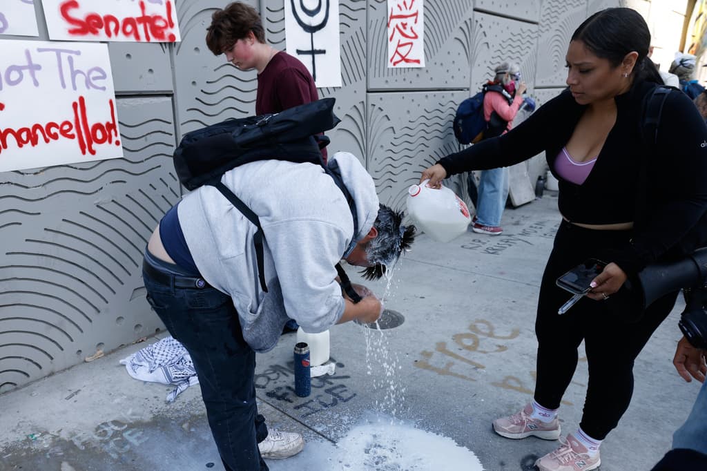 A uno de los manifestantes afectados con gas pimienta, lo bañaron 
<b>con un galón de leche </b>para mitigar los efectos. Aunque no es la recomendación de los médicos, quienes lo han utilizado, aseguran que la leche tiene tiene grasas y una proteína que 
<b>disuelven el agente picante del gas </b>y alivia los síntomas.