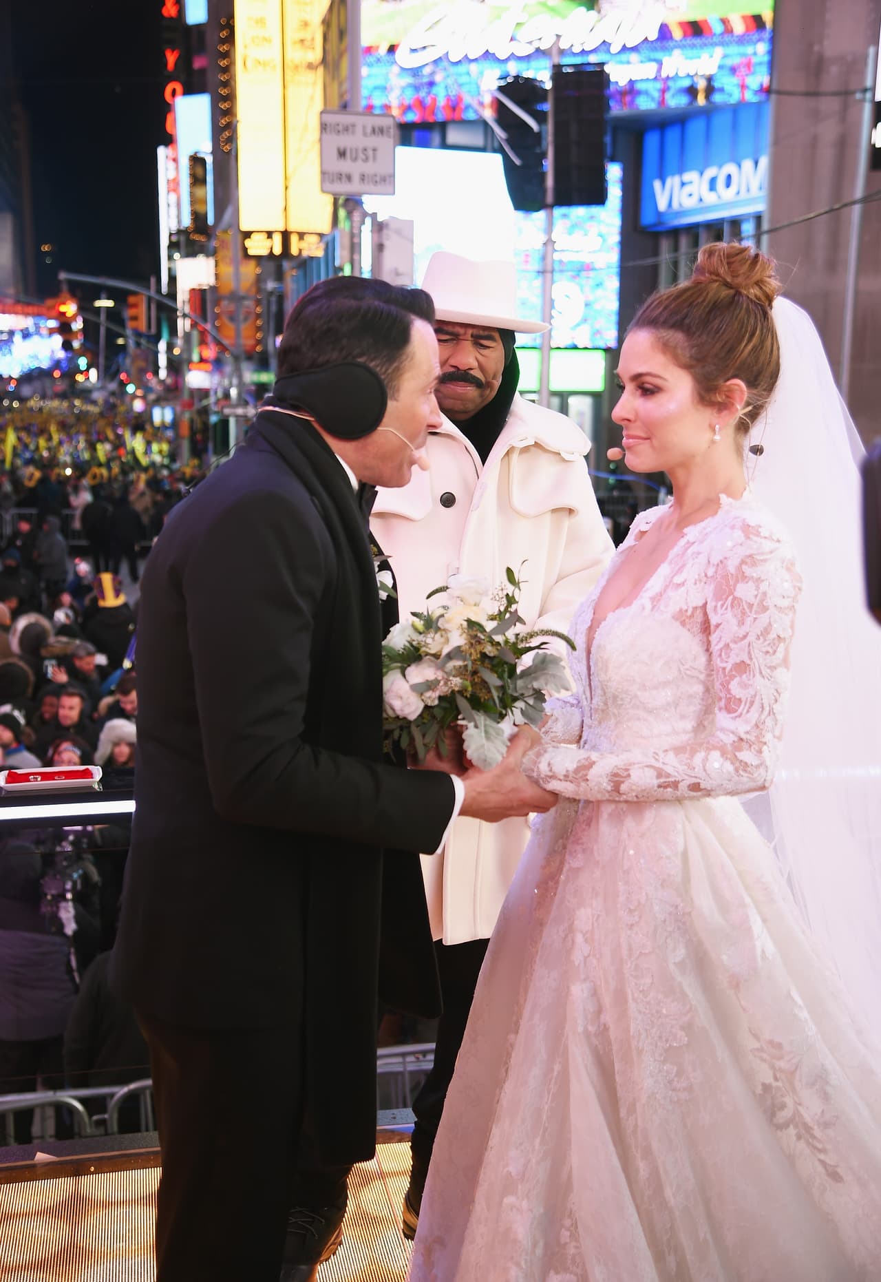 La conductora Maria Menounos y el productor Keven Undergaro se casaron en vivo, en televisión nacional, durante la celebración en Times Square para despedir el 2017.