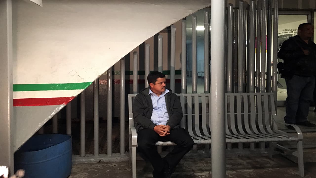 Juan Carlos Fomporosa espera a pocos metros de la garita DeConcini la llegada de sus hijos.