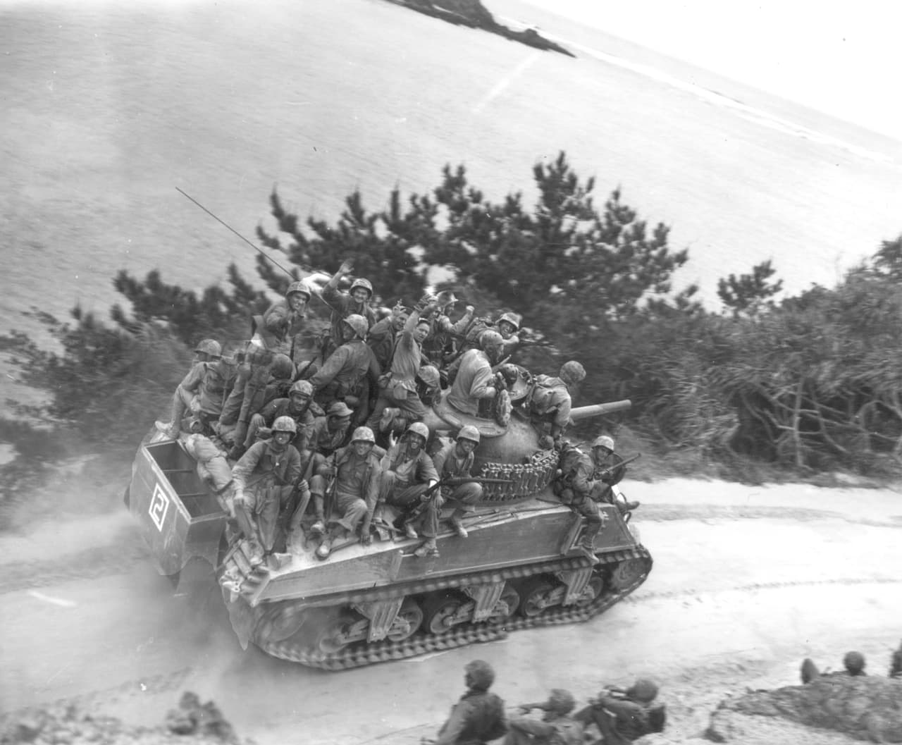 Soldados de la marina estadounidense luego de desembarcar en la isla 1 de abril de 1945. En este momento la guerra en el frente europeo estaba llegando a su fin. Los Aliados habían liberado gran parte de la Europa ocupada por los nazis y estaban a solo unas semanas de forzar la rendición incondicional de Alemania.