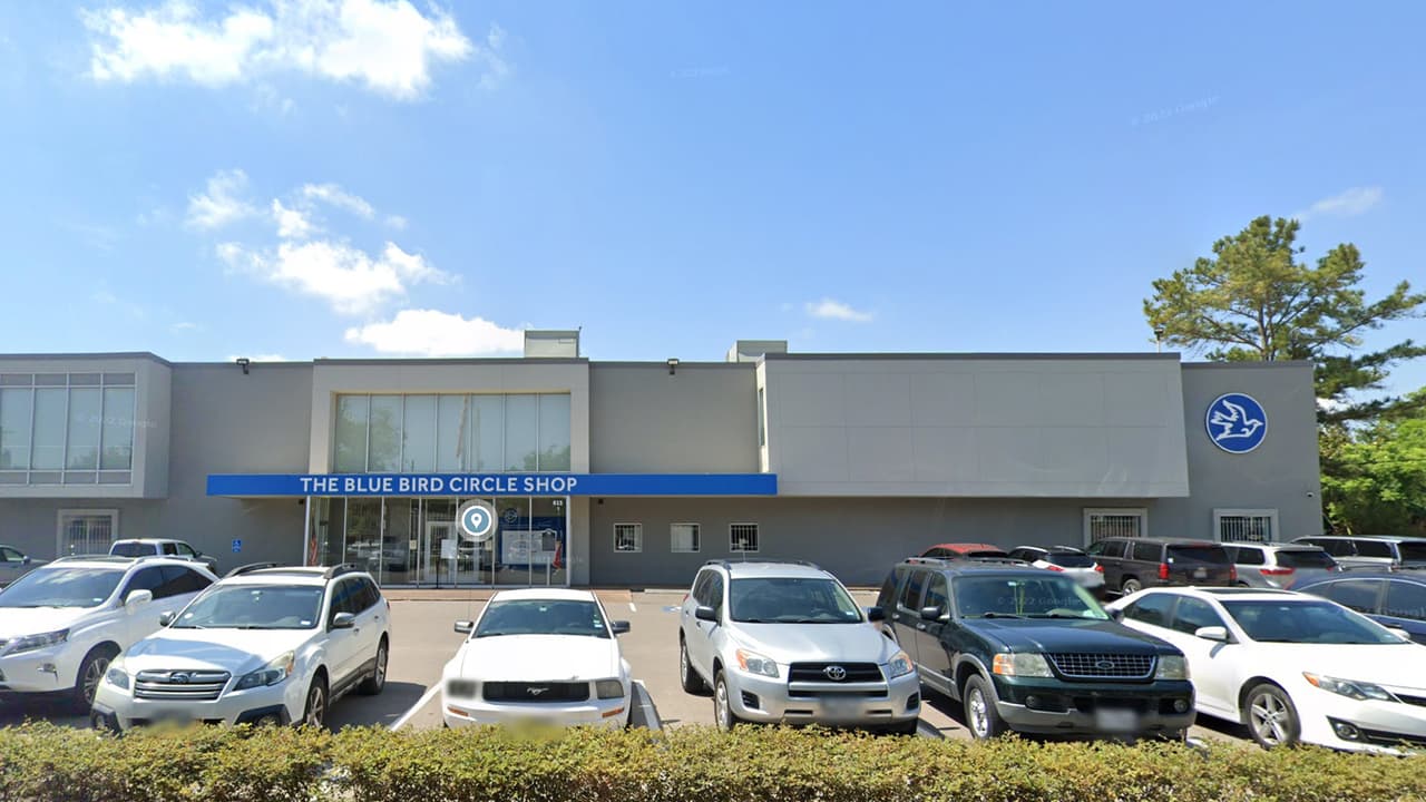 La lista termina con Blue Bird Circle. Están en la 615 de la calle W Alabama. Para resaltar su horario porque trabajan de 10am a 3pm y no están abiertos viernes y domingo.