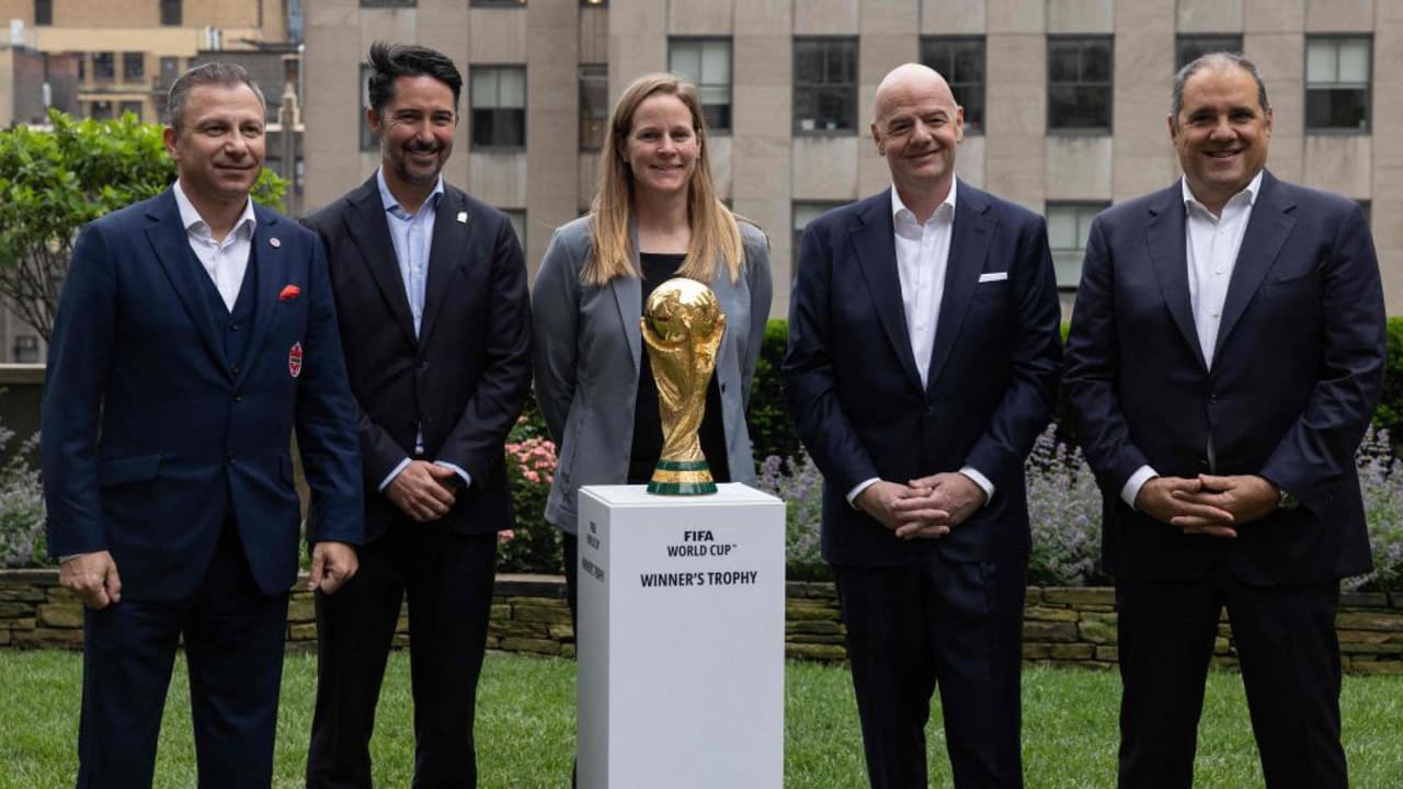 Un total de 16 escenarios deportivos acogerán la cita orbital, que tendrá partidos en ciudades estadounidenses como Miami, Los Ángeles, Houston y Dallas, entre otras. También habrá fútbol en el mítico Estadio Azteca, que se convertirá en el primero en ser sede de tres mundiales de fútbol distintos, mientras que Vancouver y Toronto debutarán como hogar del evento más importante que organiza la FIFA. 
<b>Mas información en <a href="https://www.univision.com/noticias" target="_blank">Univision Noticias</a></b>.