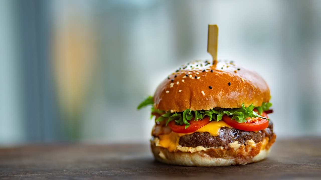 Otros lugares destacados para ir a comer según usuarios de 
<a href="https://www.yelp.com/search?cflt=burgers&find_loc=Chicago%2C%20IL&attrs=RestaurantsPriceRange2.1" target="_blank">Yelp</a> que quieren ahorrar con este delicioso platillo son: Big and Little Restaurant, Top Notch Beef Burger, Burger Bull y Meatheads. Todos están en Chicago.