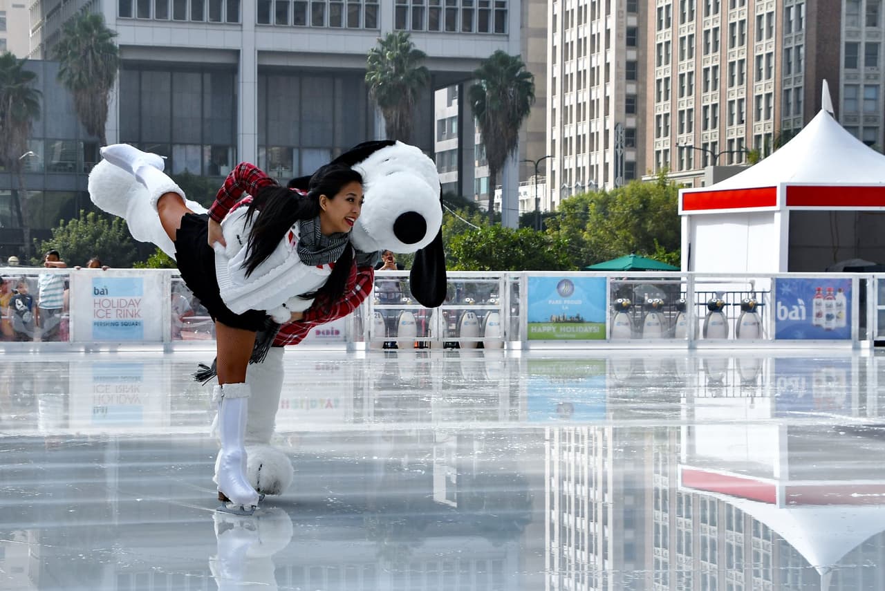 <b>Los Ángeles Pershing Square</b>
<br>Nada más divertido que patinar sobre hielo y eso lo puedes hacer en el centro de Los Ángeles en el Pershing Square.
<br>
<br>Abierto todos los días a partir del 14 de noviembre de 2019 hasta el 20 de enero de 2020.
<br>
<br>Lo encuentras en el 532 al sur de la calle Olive en Los Angeles, CA 90013.