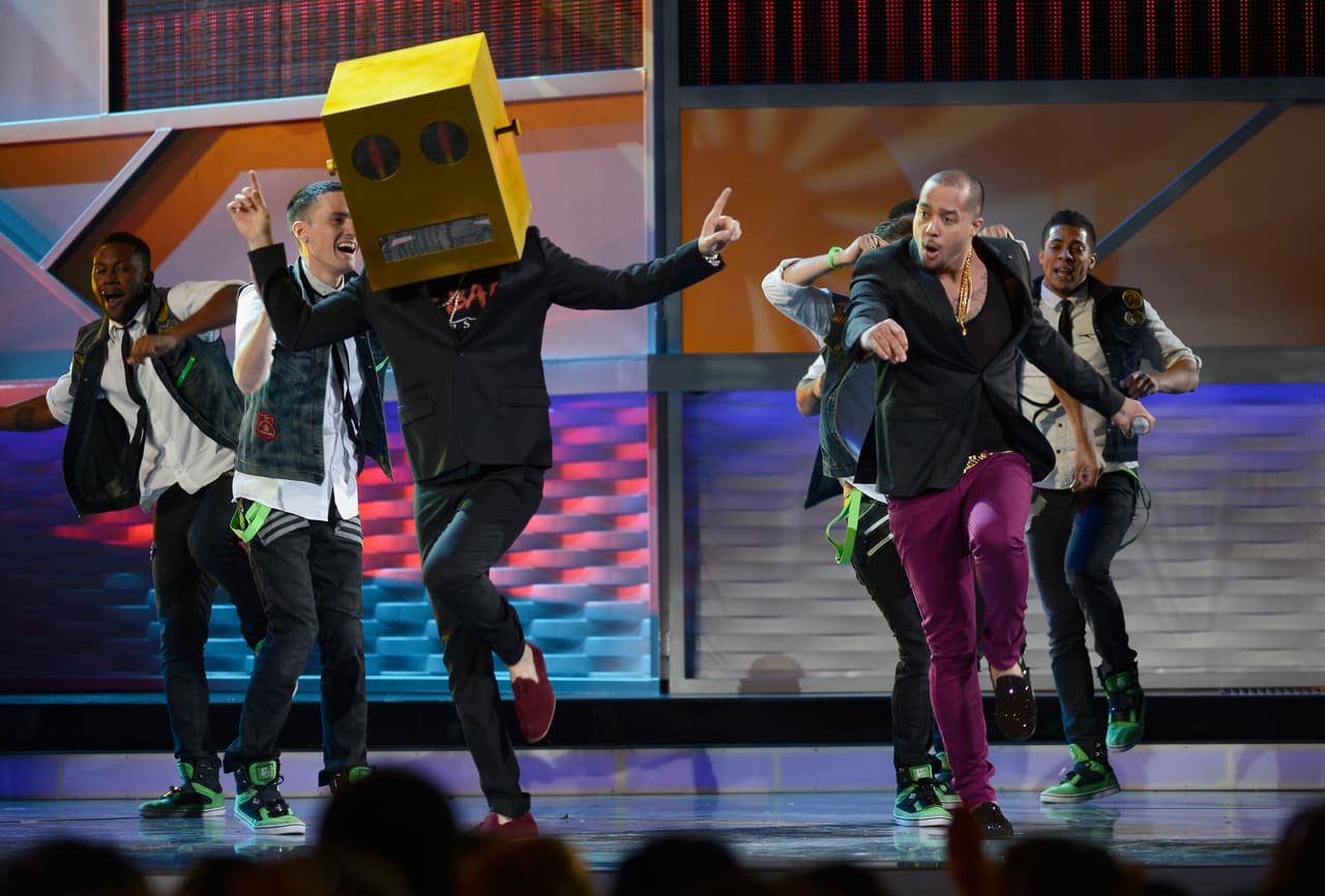 En el 2012 el rapero californiano Sky Blu, de 32 años de edad, acompañó al grupo mexicano 3Ball MTY al ritmo del tema ‘Inténtalo (Me Prende)' También estuvieron presentes El Bebeto y América Sierra.