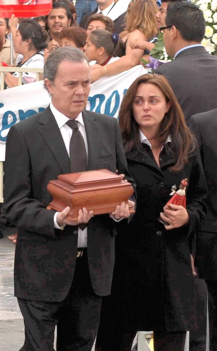 Todo terminó repartido en partes iguales, cuando después de tres años de pleito falleció el esposo de
<b>RocÃo Durcal</b>, por lo que sus hijos se quedaron con todo.