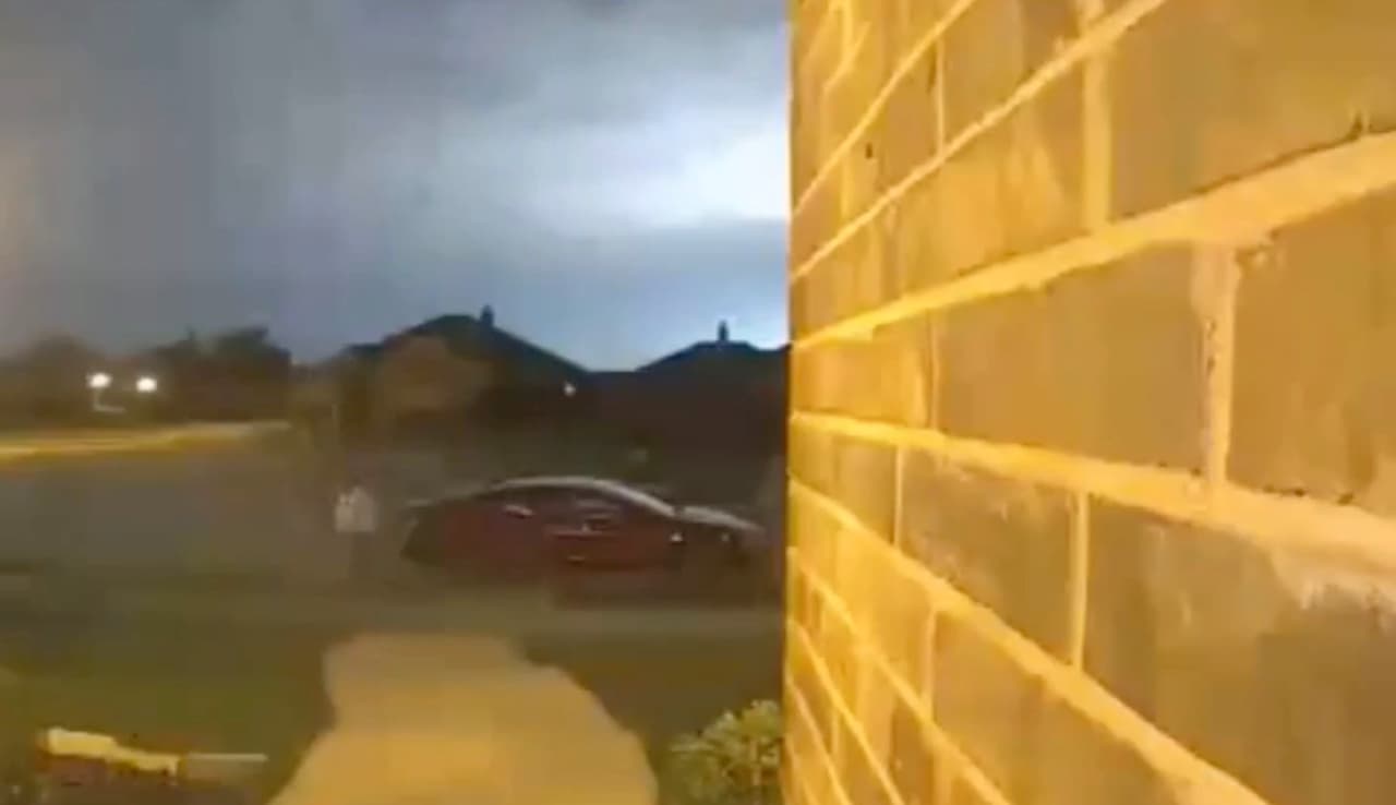 El misterio del resplandor azul en el cielo del norte de Texas