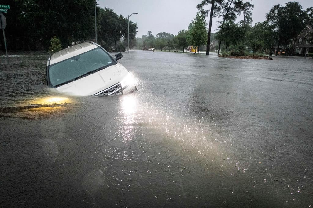 Las fuertes lluvias e inundaciones cerca de Houston obligan a cerrar escuelas y a ordenar evacuaciones 