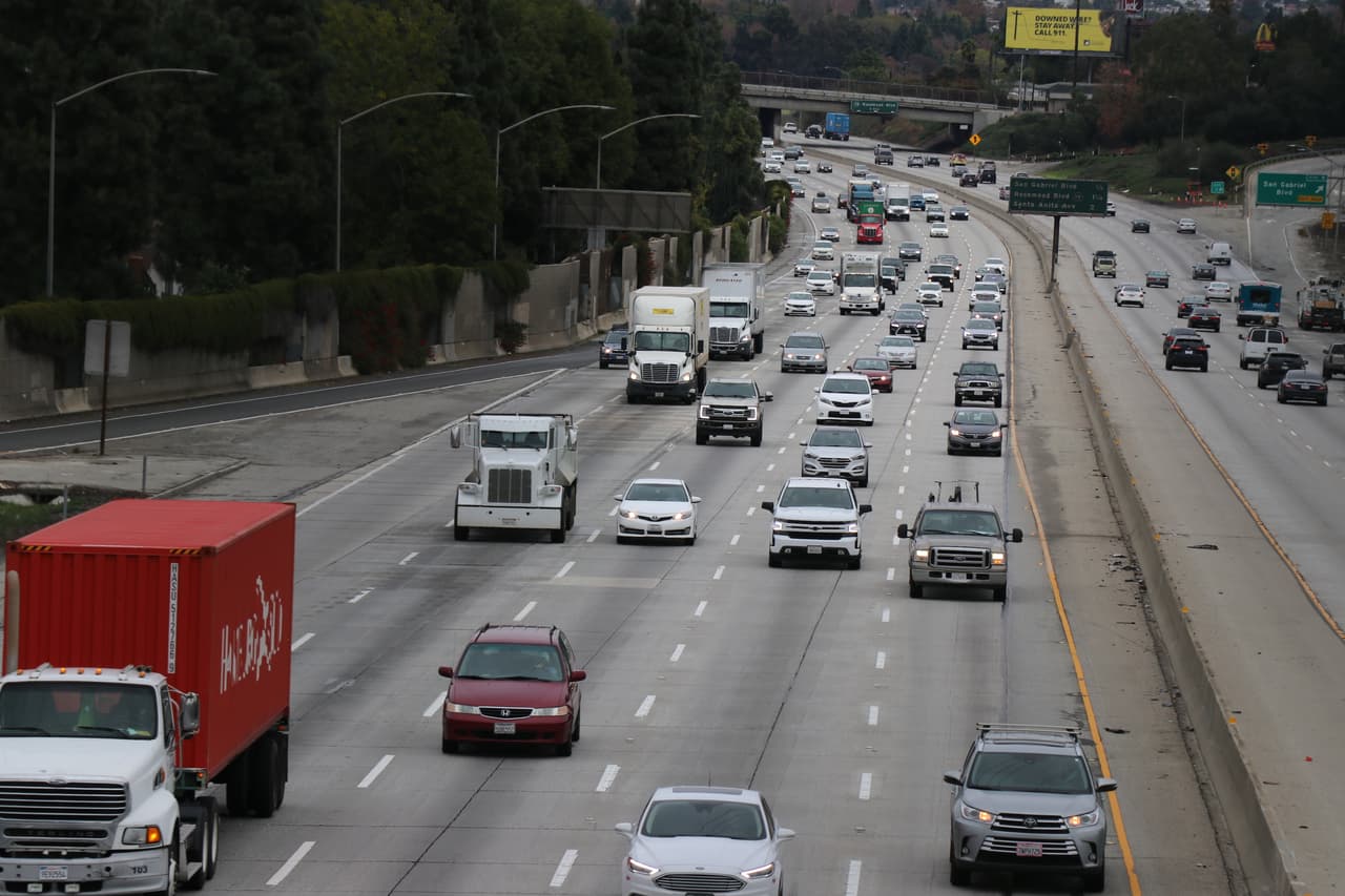 Los automovilistas extreman precauciones, debido a lo resbaloso de las carreteras.