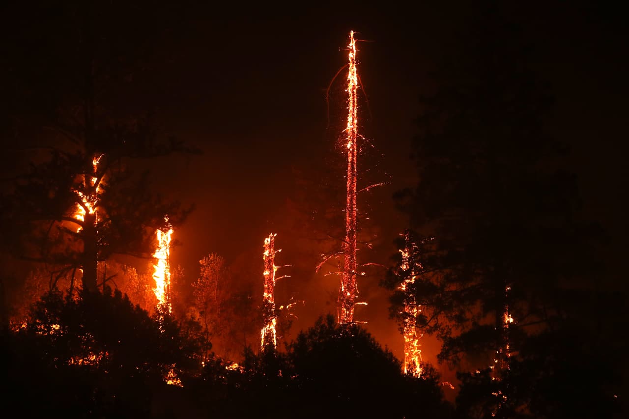 Ante el rápido avance de las llamas, los servicios de emergencia les piden a los residentes de Healdsburg, al sur de Geyserville, estar listos para evacuar en cualquier momento en caso de ser necesario.
