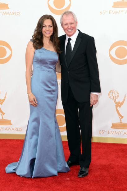 Los trajes que lucieron las damas en los Premios Emy demuestran que el arte de llamar la atención estaba concentrado en llevar y lucir cada pieza, regia, con detalles inesperados, como un toque de color o simplicidad de líneas. Telas suaves o flotantes, colores sosegados o llamativos, diseños sobrios o atrevidos. Míralos todos y ¡copia lo que más te guste!, ahora llega la temporada de fiestas y tú puedes lucir como las estrellas.