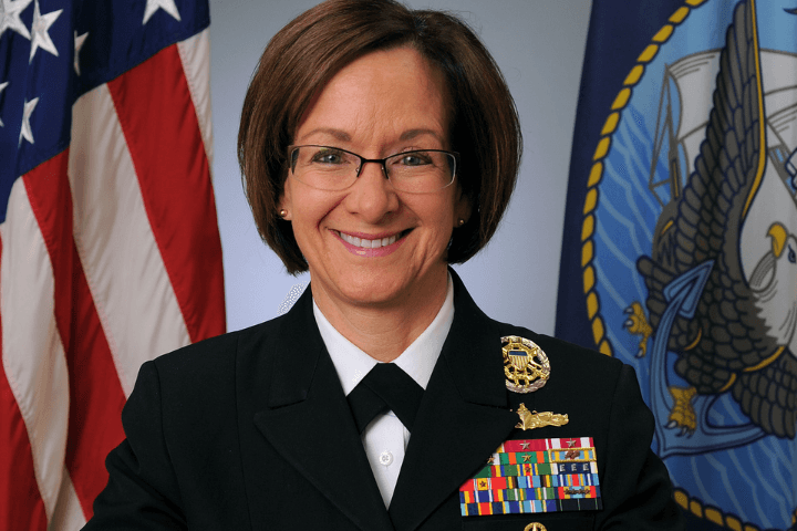 Quién es Lisa Franchetti, la primera mujer al frente de la Fuerza Naval de EEUU
