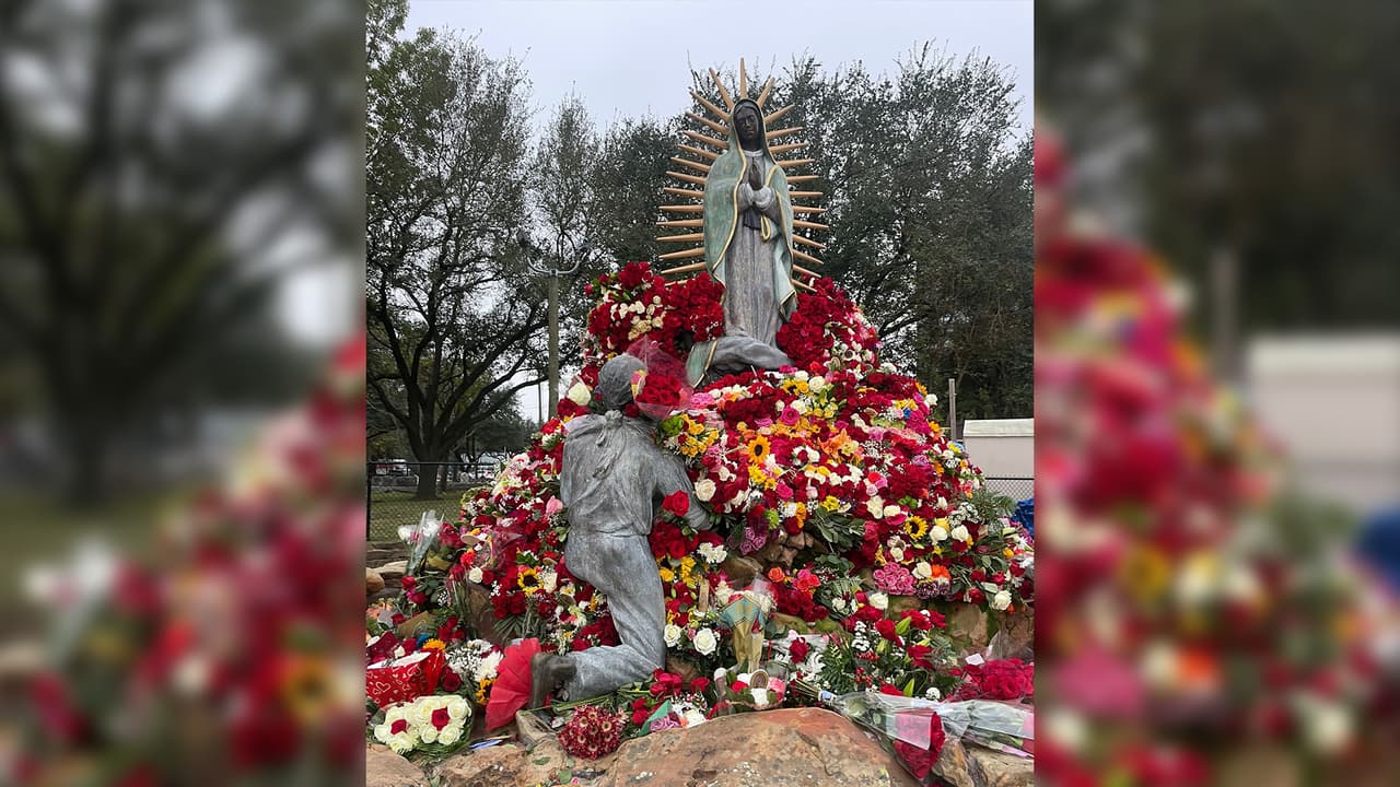 El párroco Rafael Querobin dijo a 
<i>Univision 45</i> que muchas personas llevan comidas y ofrendas, así como el tradicional mariachi.