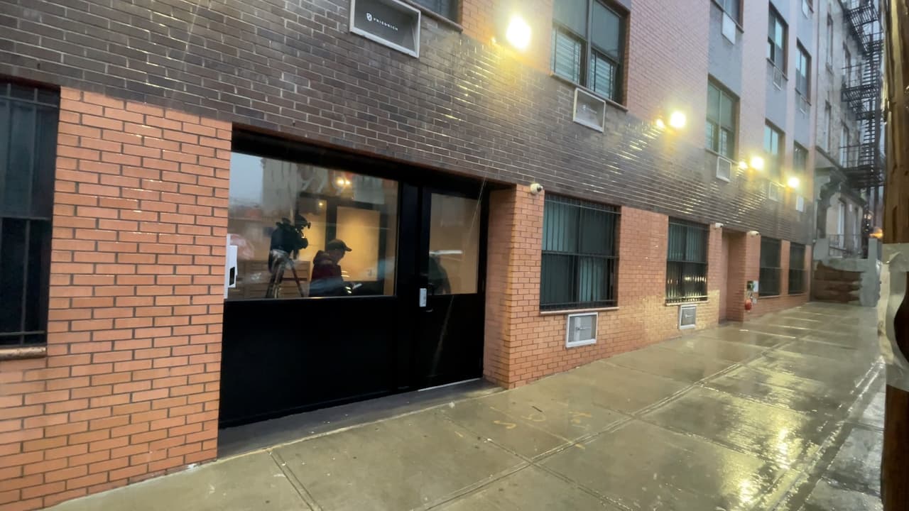 El 5 de marzo por la tarde, el superintendente del edificio recibió una llamada de una inquilina 
<b>alertando por gritos y disparos escuchados en un apartamento del sexto piso.</b>
<br>
<br>“Escucharon cuatro tiros, dos y dos y 
<b>luego escucharon a él suplicando que no lo matara</b> que tenía familia”, comenta Orlando Medina, el superintendente del lugar.
<br>