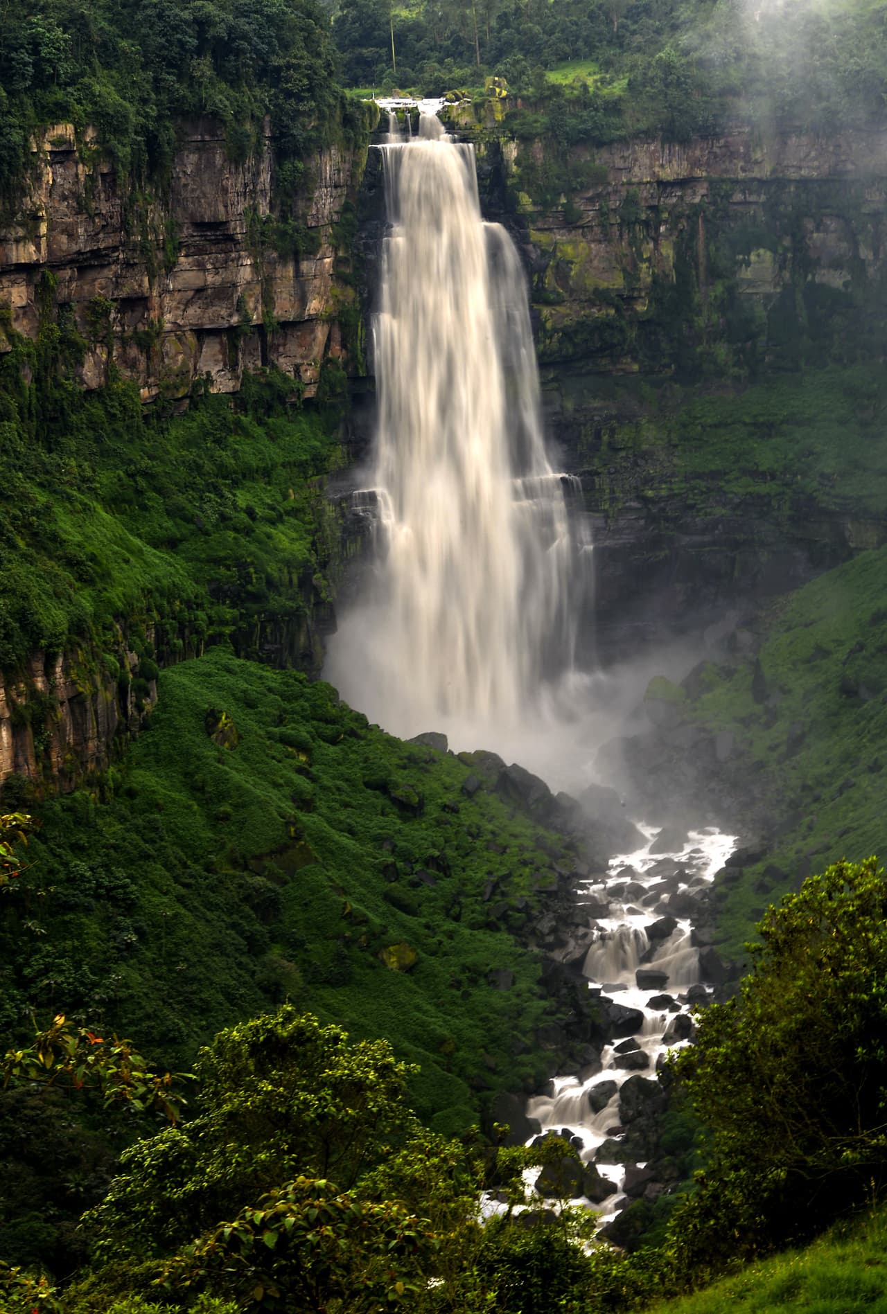 Según leyendas locales, los indígenes Muisca solían saltar de la cascada de Tequendama, para evitar ser capturados por los conquistadores españoles y tenían la creencia de que si se lanzaban, se transformarían en águilas y volarían hacia su libertad.