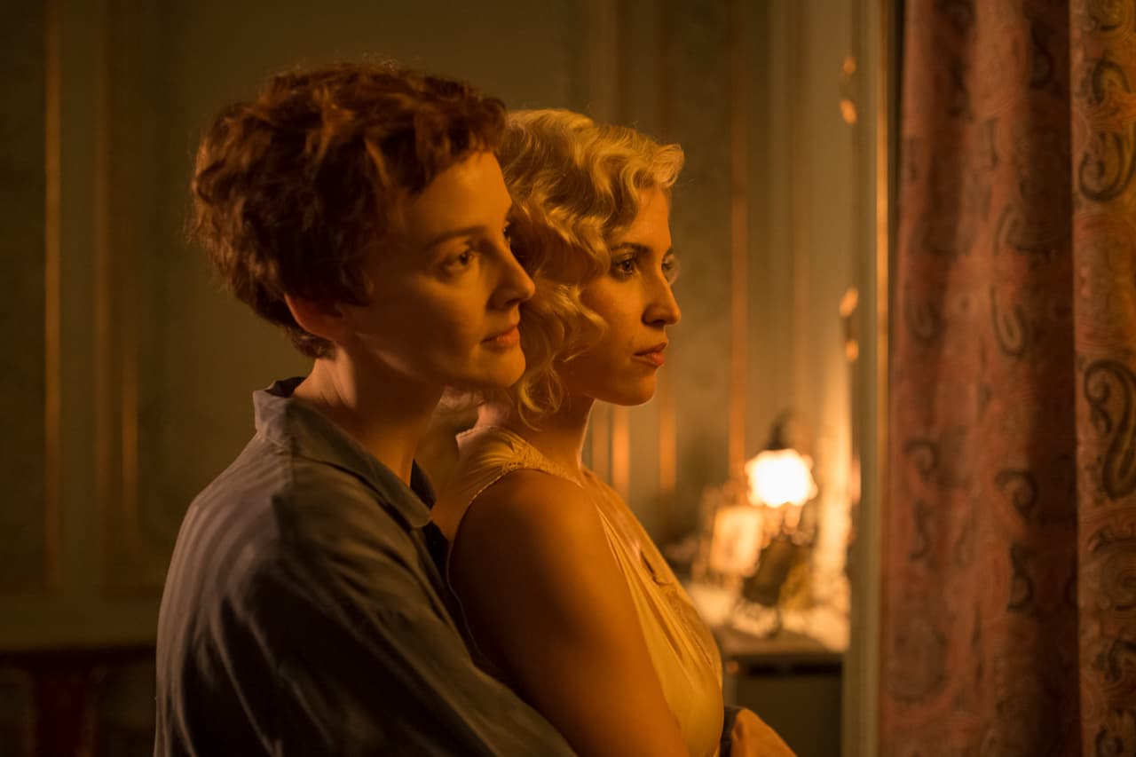 <b>'Las chicas del cable' (2017-2020)</b>
<br>La serie española tuvo gran éxito con sus primeras temporadas, aunque las últimas comenzaron a ser muy criticadas. La historia se basa más en el empoderamiento femenino, los derechos de las mujeres y, poco a poco, van mostrando cierta representación de la comunidad con los roles de Carlota y Oscar (antes Sara Millan). Y, a pesar de que se muestra una crítica muy fuerte a las terapias de conversión y a la lucha que prevalece hasta hoy, sucedió lo mismo que con la anterior.